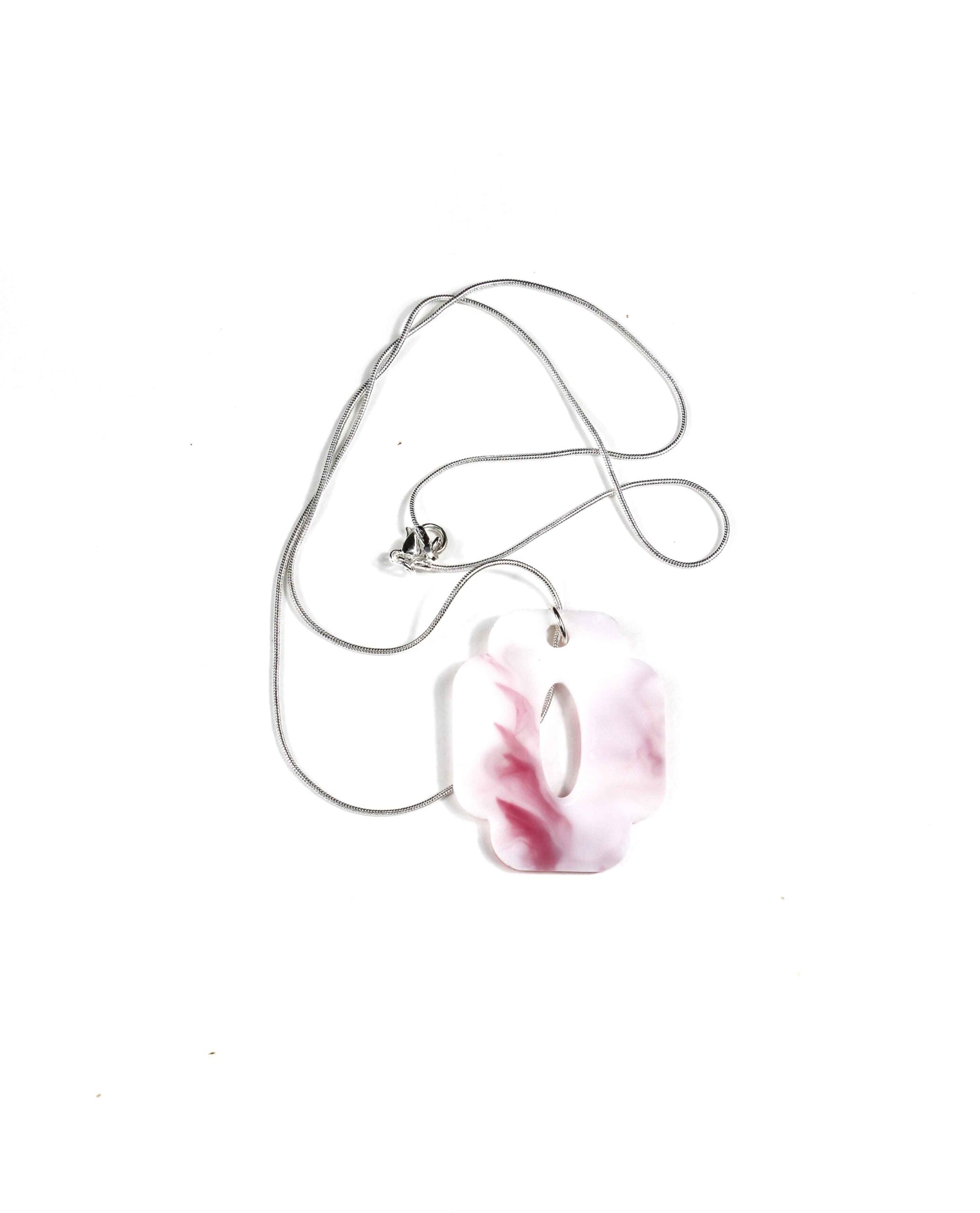 Collar rosa y blanco con una cadena de plata: Sofisticación y Elegancia en un Accesorio Moderno