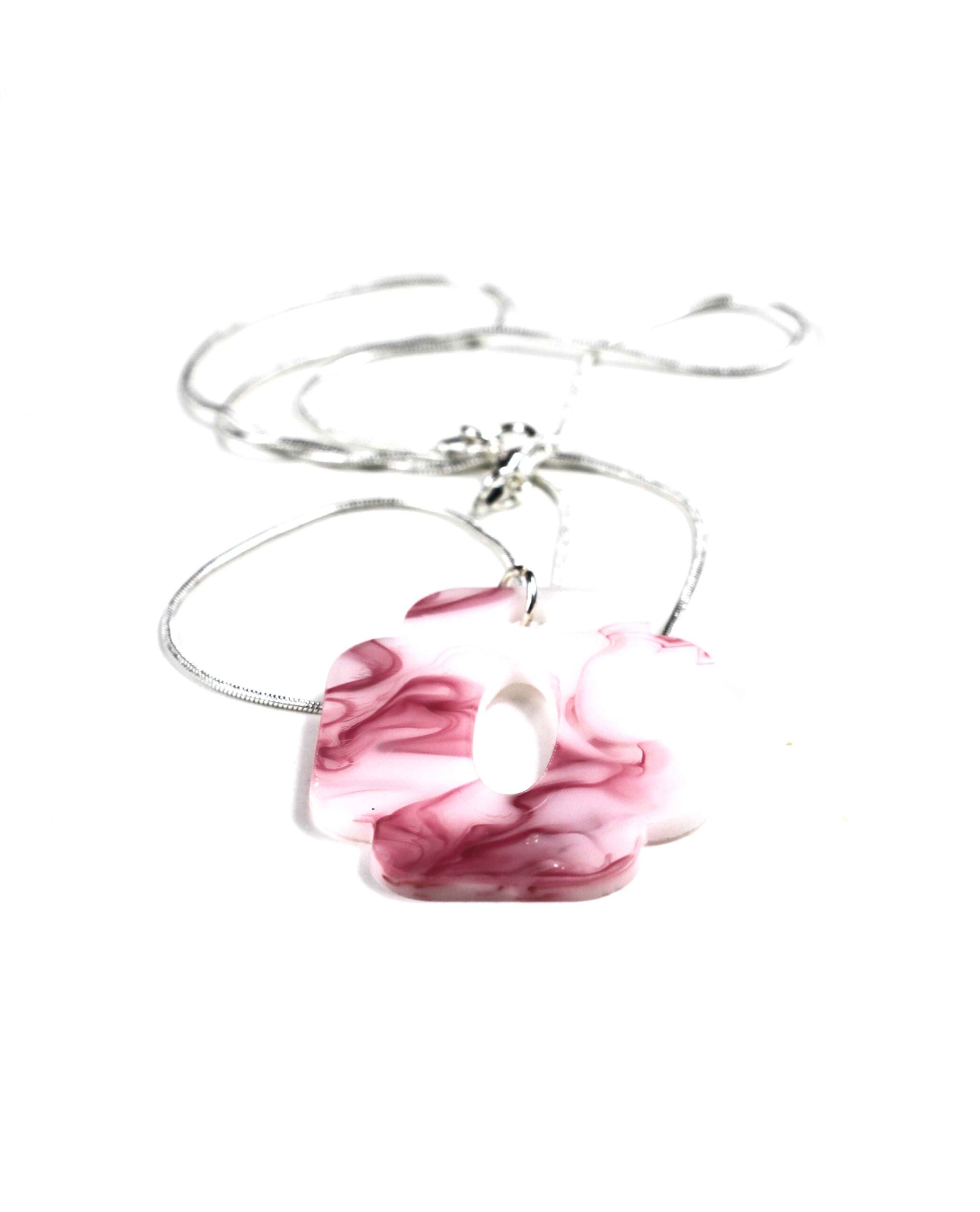 Collar rosa y blanco con una cadena de plata: Sofisticación y Elegancia en un Accesorio Moderno