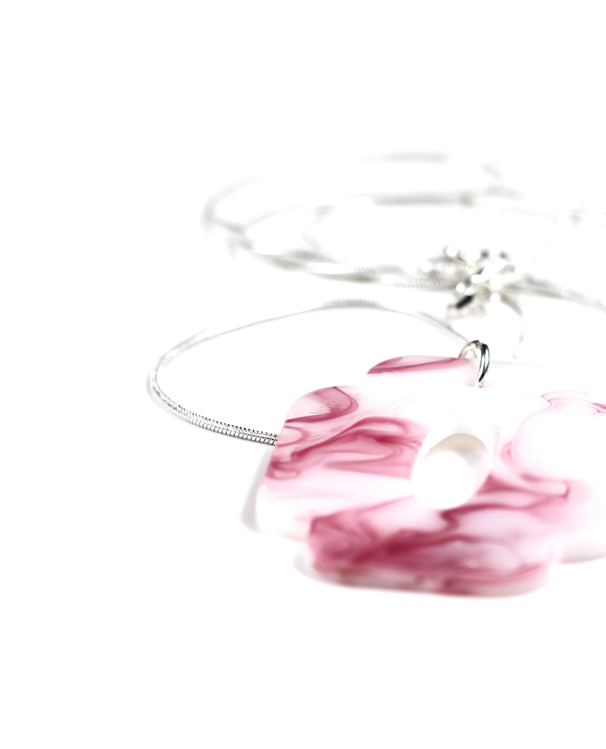 Collar rosa y blanco con una cadena de plata: Sofisticación y Elegancia en un Accesorio Moderno